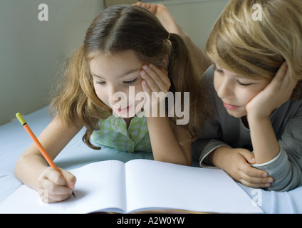 Zwei Kinder Hausaufgaben zusammen Stockfoto