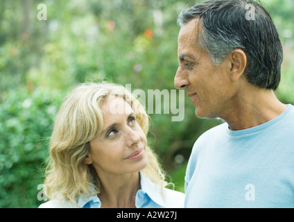Reifer Mann und Frau einander betrachten Stockfoto