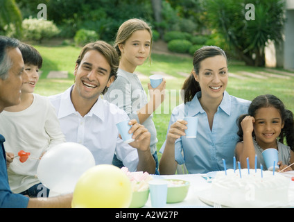 Outdoor-Geburtstagsparty von mehr-Generationen-Familie besucht Stockfoto