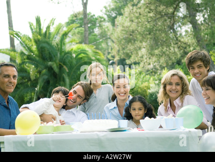 Outdoor-Geburtstagsparty von mehr-Generationen-Familie besucht Stockfoto