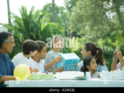 Outdoor-Geburtstags-Party, Mädchen empfangen vorhanden Stockfoto