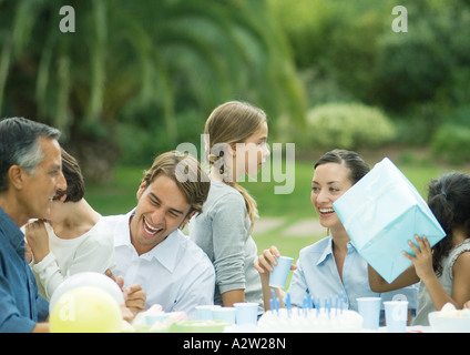 Outdoor-Geburtstags-Party, Mädchen hält heute Stockfoto