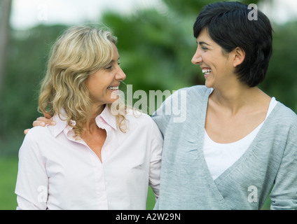 Mitte Erwachsene Frau und Reife Frau lächelnd an einander Stockfoto