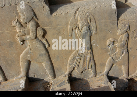 Bas-Relief einer ausländischen Delegation in der Persepolis archäologische Stätte, in der Nähe von Shiraz, Iran ein Perserkönig Geschenke bringen. Stockfoto