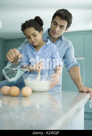 Vater und Tochter gemeinsam kochen Stockfoto