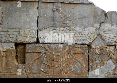 Ein Basrelief Darstellung des geflügelten Symbols der zoroastrischen Religion, in Persepolis, in der Nähe von Shiraz, iran Stockfoto