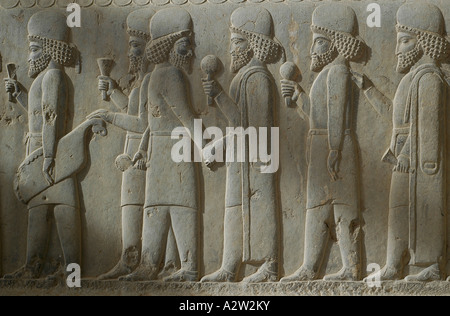 Bas-Relief einer ausländischen Delegation in der Persepolis archäologische Stätte, in der Nähe von Shiraz, Iran ein Perserkönig Geschenke bringen. Stockfoto