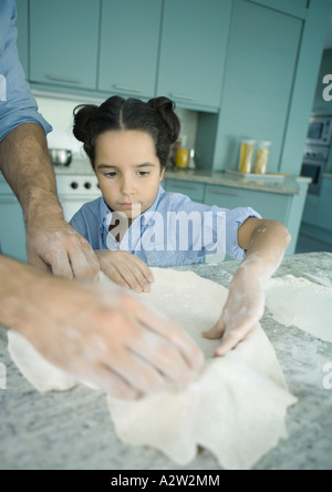 Vater und Tochter machen Tortenboden Stockfoto