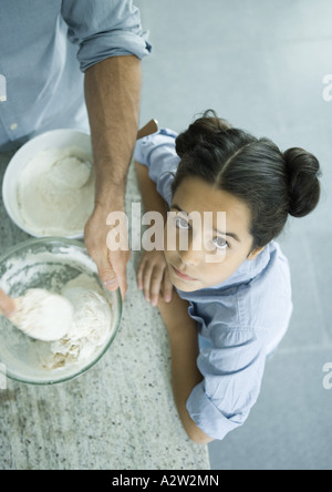 Vater und Tochter gemeinsam kochen Stockfoto