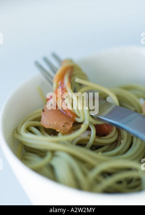 Gabel in Schüssel mit Nudeln Stockfoto