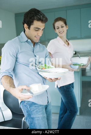 Paar mit Gerichten Stockfoto