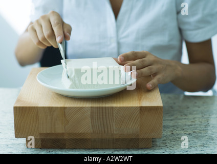 Frau schneiden Würfel Käse Stockfoto