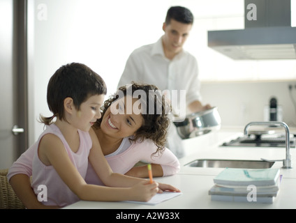 Mutter Kind helfen bei den Hausaufgaben Stockfoto