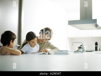 Heranwachsenden Jungen, die kleine Schwester bei Hausaufgaben helfen Stockfoto