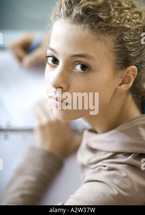 Preteen Mädchen Hausaufgaben, Porträt Stockfoto