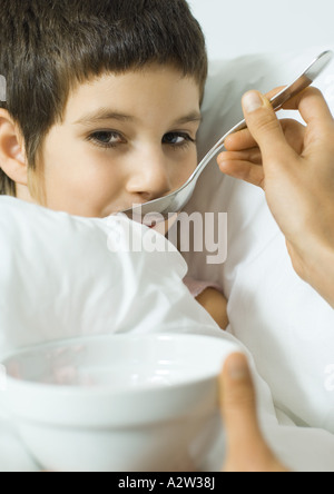 Mutters Hände Fütterung Kind Suppe Stockfoto