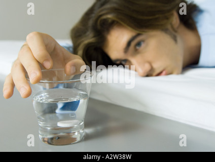 Kranker Mann Vorbereitung Brausetabletten Medizin Stockfoto