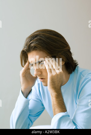 Mann berühren Tempel Stockfoto