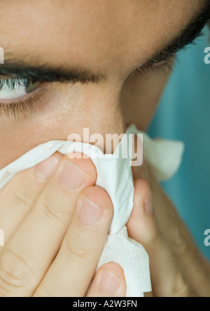 Mann bläst Nase Stockfoto