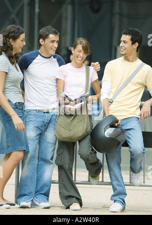 Teens im Freien stehen, sprechen Stockfoto