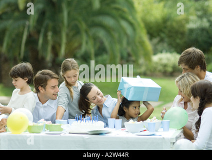 Familie mit Outdoor-Geburtstags-party Stockfoto