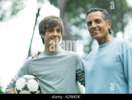 Reifer Mann mit Teenager Enkel Stockfoto