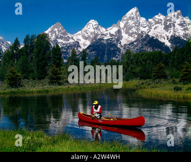 Fischer in Kanu Angeln in einem kleinen Biber Teich entlang des Snake River im Grand Teton National Park in Wyoming Stockfoto