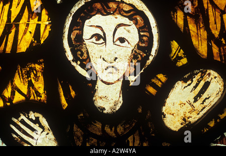 Detail einer mittelalterlichen Kirche Glasfenster mit eine schrullige Engel hält Handflächen nach vorne Stockfoto