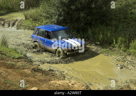 Range Rover Geländewagen durch Wasser Stockfoto