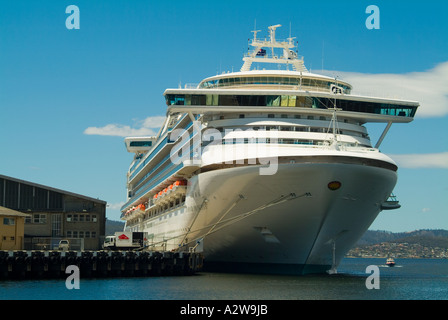 Die Diamond Princess Welt s größte Kreuzfahrtschiff vor Anker in Hobart Tasmanien Zwerge am Hafen Schuppen Stockfoto