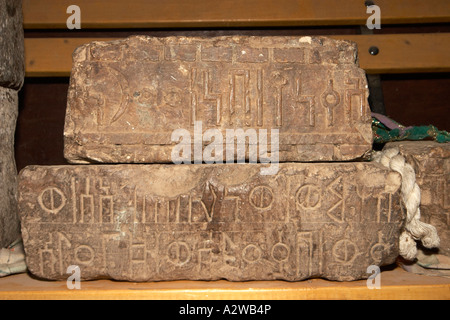 Sabäischen Inschriften schreiben geschnitzt oder in Stein und Bas-Relief in Kirche von Abuna Aftse im nördlichen Äthiopien Afr Yeha eingeschnitten Stockfoto