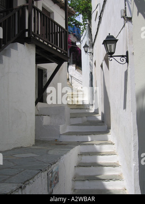 Schritte auf der Rückseite, Straßen und Gassen der Stadt Skiathos Griechenland Stockfoto