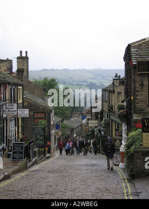 Auf der Suche nach Kopfsteinpflaster bergab über Haworth, West Yorkshire Bronte Country, England, UK Stockfoto