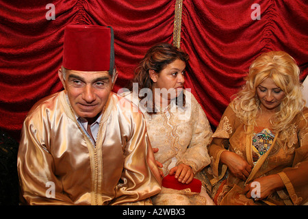 Die Bräute-Familie in traditioneller marokkanischer Kleidung Stockfoto