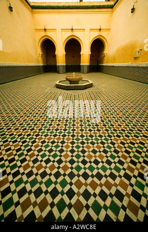 Altertümer gewölbte Türen und aufwendige Fliesenarbeiten des Mausoleum von Moulay Ismail Stadt Meknes Marokko