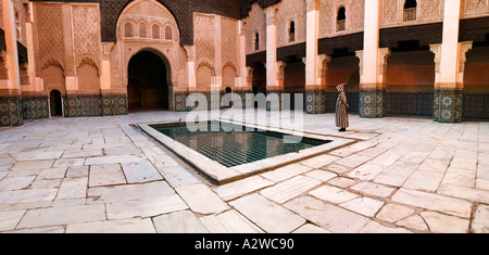 Muslimischer Mann gekleidet in traditionellen Jellaba im Hof des Ali Ben Youssef Medersa Modell freigegeben Marrakesch Marokko Stockfoto