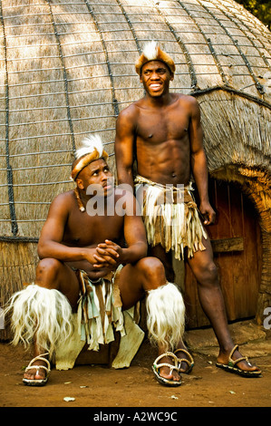 Menschen Zulu Männer in traditioneller Kleidung Modell freigegeben Lesedi Cultural Village in der Nähe von Johannesburg in Südafrika Stockfoto