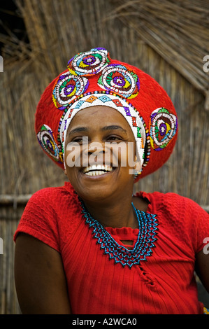 Zulu Frau im traditionellen roten Kopfschmuck einer verheirateten Frau Modell freigegeben Südafrika Stockfoto