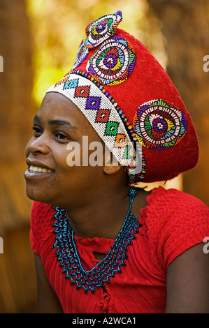Zulu Frau im traditionellen roten Kopfschmuck einer verheirateten Frau Modell freigegeben Südafrika Stockfoto