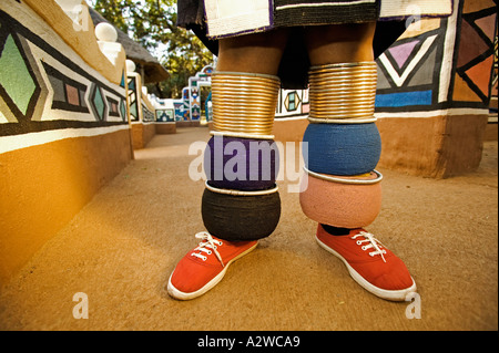Ndebele Frau im traditionellen Kleid mit bunten Schenkelbänder verheirateten Frau Südafrika Stockfoto