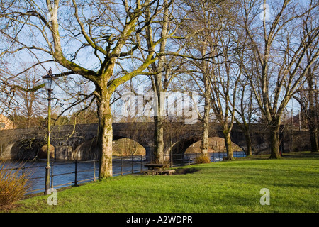 Llanidloes Powys Mid Wales UK gewölbten Stein lange Brücke über den Fluss Severn vom Pont Hafren Park im winter Stockfoto