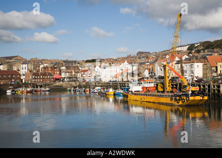 Alten Hafen ankern Boote mit Gebäuden der Stadt direkt am Meer auf Sandside, Scarborough, North Yorkshire, England, UK, Großbritannien Stockfoto