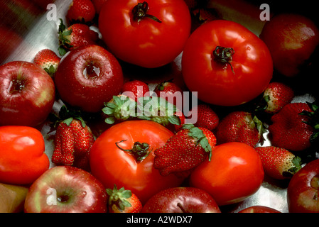 Obst und Gemüse in Spüle nach dem Waschen Stockfoto