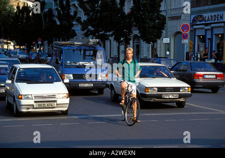 Deutschland Berlin ein Radfahrer an einer Kreuzung warten Stockfoto