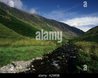 Ein Bach fließt über Felsen in Honister Pass in der Nähe von Keswick im Lake District, mit seiner dramatischen Landschaft am Sommertag Stockfoto