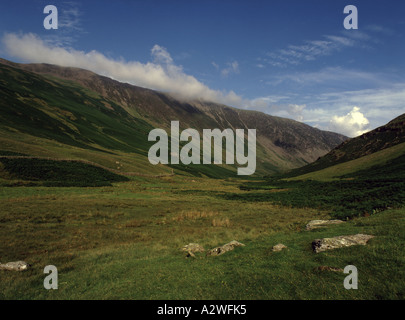 Ein Bach fließt über Felsen in Honister Pass in der Nähe von Keswick im Lake District, mit seiner dramatischen Landschaft an einem Sommertag Stockfoto