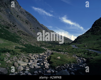 Ein Bach fließt über Felsen in Honister Pass in der Nähe von Keswick im Lake District, mit seiner dramatischen Landschaft an einem Sommertag Stockfoto