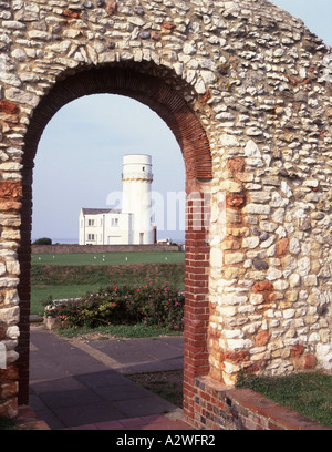 Der alte Leuchtturm, gesehen durch die Tür Weg von der zerstörten Kapelle St. Edmund s im Meer Stadt von Hunstanton, Stockfoto