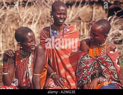 Kenia Ostafrika drei Massai Frauen in traditioneller Tracht Stockfoto