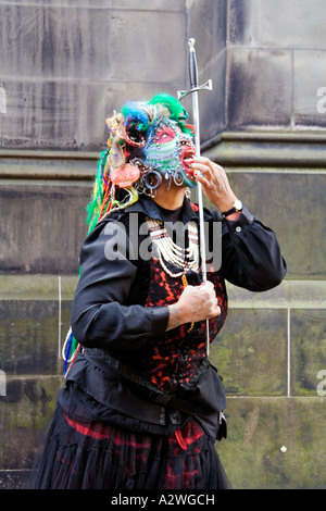 Meist gepiercte Frau der Welt auf dem Edinburgh Festival Fringe fügt ein Schwert über ihre Zunge, Schottland. Stockfoto